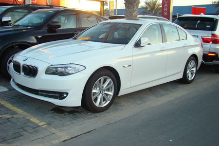 Chiếc xe có chiều dài 4.899 mm, chiều rộng 2.094 mm, chiều cao 1.464 mm và khối lượng 1.650 kg. Phần đầu xe mang thiết kế đặc trưng của BMW với hệ thống đèn pha cá tính, lưới tản nhiệt mang cá mập.