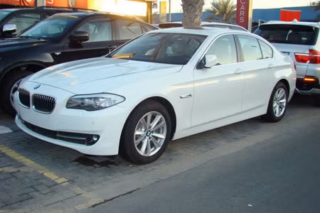 Chiếc xe có chiều dài 4.899 mm, chiều rộng 2.094 mm, chiều cao 1.464 mm và khối lượng 1.650 kg. Phần đầu xe mang thiết kế đặc trưng của BMW với hệ thống đèn pha cá tính, lưới tản nhiệt mang cá mập.