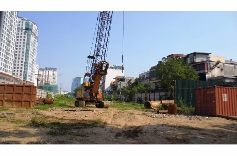 Nhiều dự án ở ngay vị trí "vàng" của Hà Nội nhưng giờ trở nên hoang vắng, gỉ sét. Ảnh: Minh Tùng.