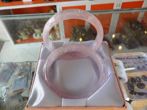 Chiếc vòng tay đá thạch anh hồng brazil tự nhiên này có giá hơn 2 triệu đồng. Nó được quảng cáo có tác dụng tốt với các bệnh ở hệ tim mạch, hệ thần kinh, loại trừ sự mệt mỏi ra khỏi cơ thể. Đối với nhiều người, thạch anh hồng có ích lợi trong việc bảo vệ tình yêu, bảo vệ hạnh phúc gia đình.