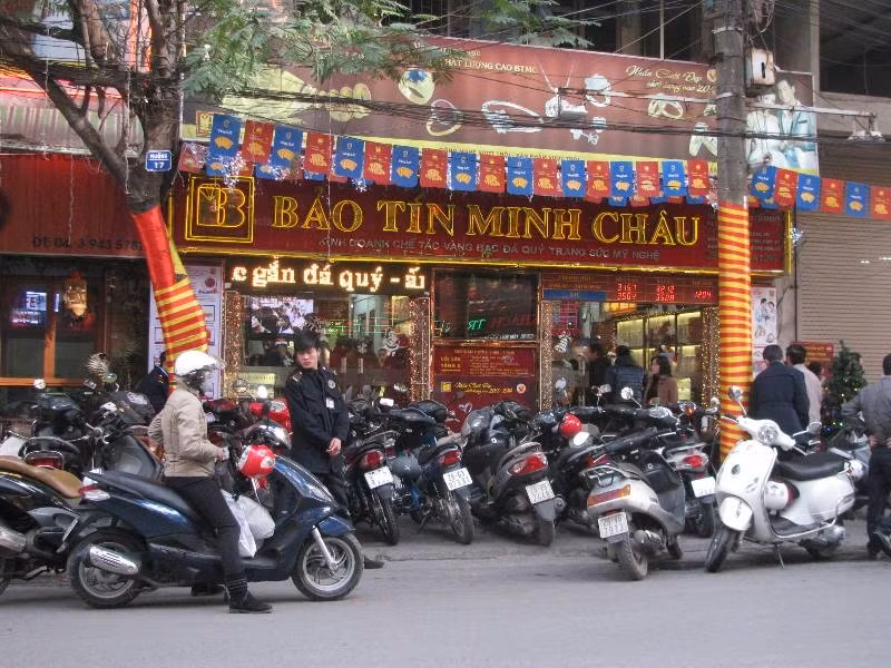 Khách đến mua vàng tại cửa hàng vàng Bảo Tín Minh Châu (số 29, Trần Nhân Tông) phải để xe dưới lòng đường hoặc thậm chí phải gửi xe ở nơi khác. Ảnh: Hải Sơn.