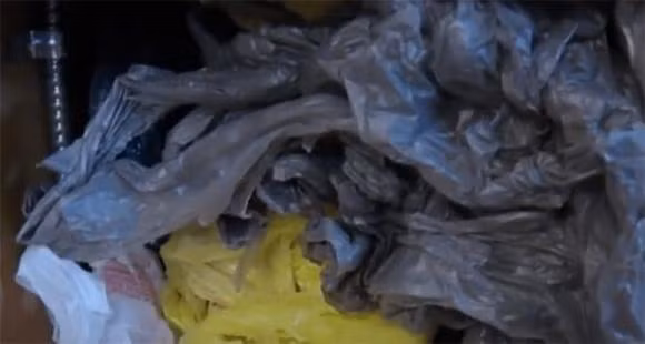 Cho tui nilon dung rau cu vao tu lanh tuong duong voi tu tu va ung thu?-Hinh-6