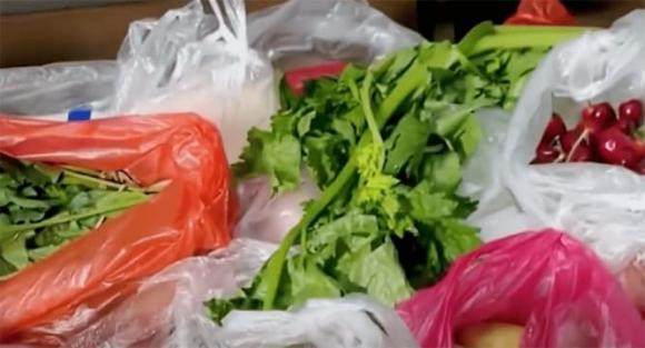 Cho tui nilon dung rau cu vao tu lanh tuong duong voi tu tu va ung thu?-Hinh-2