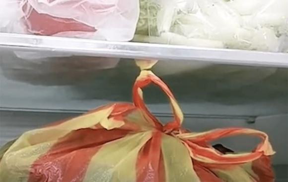 Cho tui nilon dung rau cu vao tu lanh tuong duong voi tu tu va ung thu?-Hinh-4