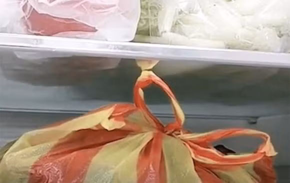 Cho tui nilon dung rau cu vao tu lanh tuong duong voi tu tu va ung thu?-Hinh-4