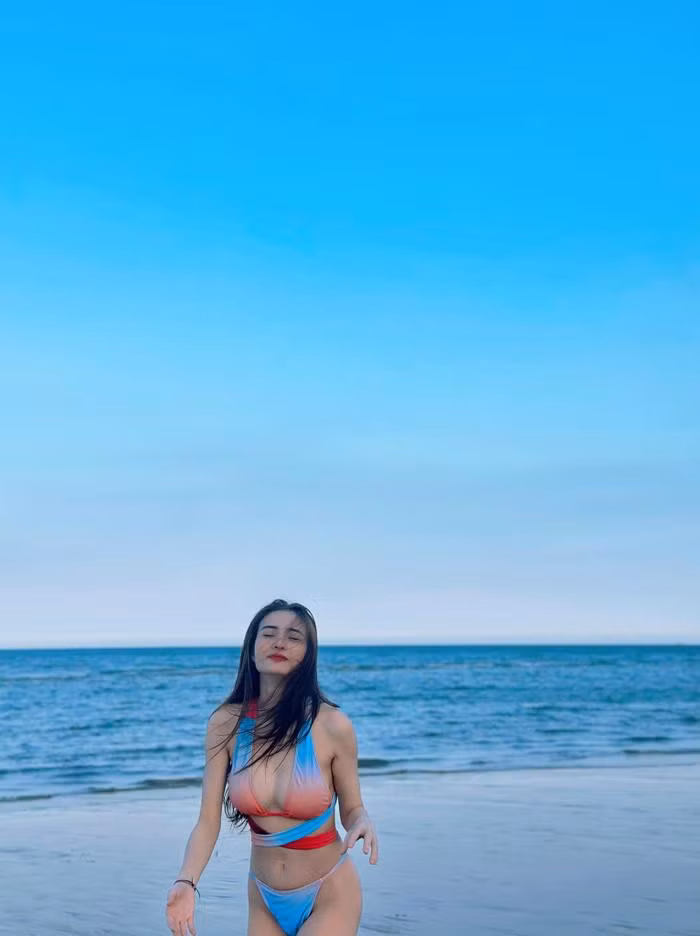 Em gai Cong Vinh 'dot mat' dan tinh dien bikini cuc chay-Hinh-3