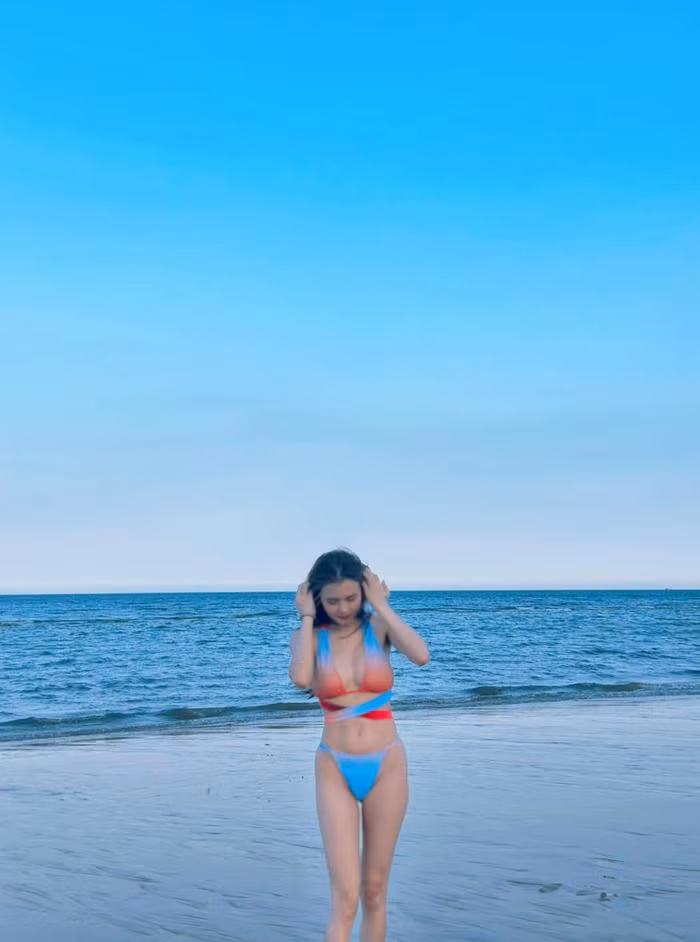 Em gai Cong Vinh 'dot mat' dan tinh dien bikini cuc chay-Hinh-2