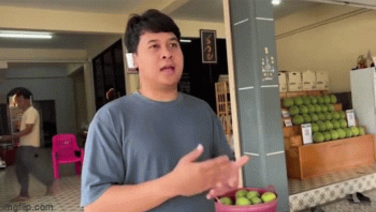 Du khach bi lac da tan cong khi dang di dao