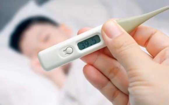 Tre bi sot co nen nam dieu hoa vao ngay troi nong?