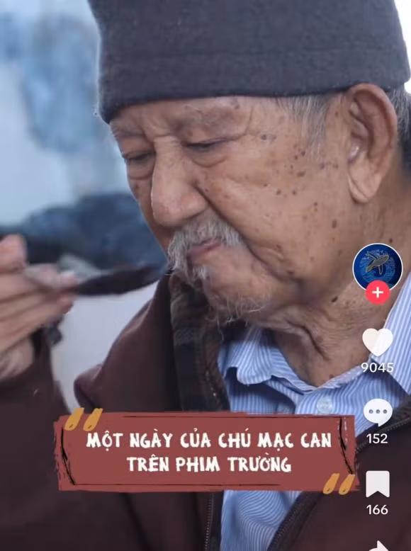 Xót xa với hình ảnh chật vật của NS Mạc Can khi đi quay - Hình 2 Xot xa voi hinh anh chat vat cua NS Mac Can khi di quay-Hinh-2