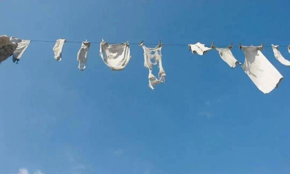 Dù phòng khách có đủ ánh sáng, không khí lưu thông, có điều kiện phơi quần áo. Tuy nhiên, bạn phải biết rằng phòng khách là nơi gặp gỡ của các thành viên trong gia đình, bạn bè. Nếu bạn treo quần áo trong phòng khách, điều đó có nghĩa là không gian này mất đi sự trang trọng của nó, mọi thứ trở nên không đúng chuẩn mực, hỗn loạn, không có lợi cho quan hệ giữa các cá nhân với nhau và sẽ ảnh hưởng nhất định đến cuộc sống và sự nghiệp của bạn. Hơn nữa, treo quần áo trong phòng khách cũng sẽ ảnh hưởng đến ánh sáng và thông gió của phòng khách, phá hoại môi trường tổng thể của phòng khách, dẫn đến tài lộc bị chặn lại và xui xẻo. Không phơi quần áo trong phòng tắm Một số gia đình thường phơi quần áo trong phòng tắm, tuy nhiên phòng tắm dễ sinh tà khí, nếu phơi quần áo sạch trong môi trường như vậy rất dễ khiến người mặc bị vận xui đeo bám, ảnh hưởng tới tài lộc và sự nghiệp. Đối với những những người trẻ tuổi, nếu mặc những bộ quần áo như vậy thì sự nghiệp học tập của các em sẽ ngày càng sa sút, không chỉ điểm số tụt dốc mà mối quan hệ với các bạn cùng lớp cũng có thể bị ảnh hưởng. Đối với người già ở nhà nếu mặc quần áo treo trong phòng tắm sẽ ảnh hưởng rất lớn đến sức khỏe, dễ sinh bệnh tật. Nơi thích hợp để treo quần áo Sân vườn