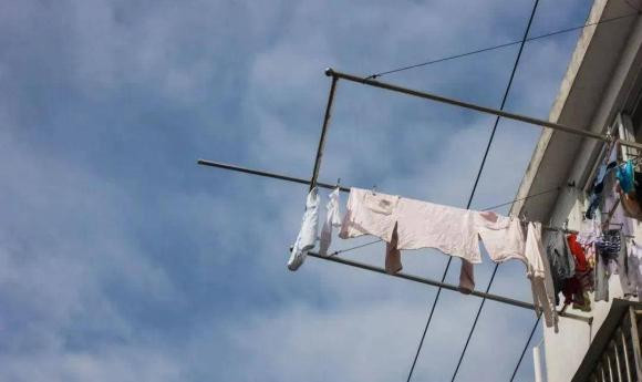 Ngoài ra, phơi quần áo ở tầng thượng còn có thể chống ẩm mốc, bởi vì độ ẩm quá nhiều sẽ dễ làm mất cân bằng phong thủy của gia đình, ảnh hưởng đến sức khỏe và tài vận của gia đình. Và điều quan trọng nhất là những người treo quần áo trên tầng thượng nhìn chung sẽ gặp rất nhiều may mắn, đồng thời cũng rất tốt cho sức khỏe, giúp con người tràn đầy năng lượng và vui vẻ trong công việc. * Thông tin trong bài chỉ mang tính tham khảo!