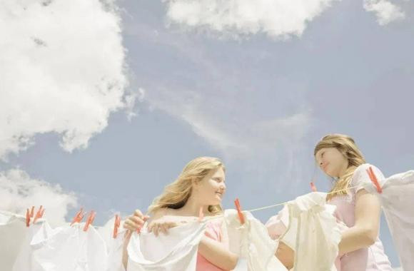 Một số gia đình có diện tích căn hộ nhỏ, không có chỗ riêng phơi quần áo, lúc này sẽ chọn phơi quần áo trên ban công hoặc cửa sổ lồi của phòng ngủ. Tuy nhiên phòng ngủ rất không thích hợp để phơi quần áo. Phơi quần áo trong phòng ngủ không những sẽ làm mất cân bằng âm dương trong phong thủy của phòng ngủ mà còn dễ gây ẩm thấp, tà khí trong phòng ngủ, rất có hại cho sức khỏe và tình cảm vợ chồng. Có khả năng là tình cảm vợ chồng không hòa thuận, bình thường sẽ xảy ra cãi vã, vì vậy cố gắng không treo quần áo trong phòng ngủ. Không phơi trong phòng khách