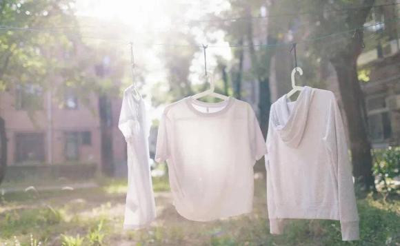 Phơi quần áo nên ở nơi có ánh nắng, thoáng gió, sân vườn trong nhà thường tương đối rộng rãi, đủ không gian, ánh sáng và thông gió tốt, là nơi thích hợp để phơi quần áo. Tầng thượng Tầng thượng là nơi rất thích hợp để phơi quần áo, tầng thượng thoáng gió, nhiều nắng, phơi quần áo ở nơi như vậy không những tránh được ẩm mốc, xui xẻo mà còn loại bỏ được vi khuẩn.