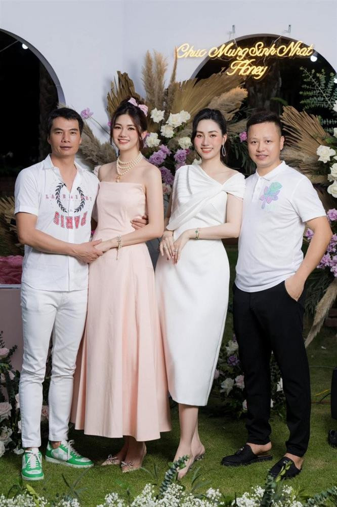 Cap chi em A hau Viet Nam lam dau hao mon-Hinh-2