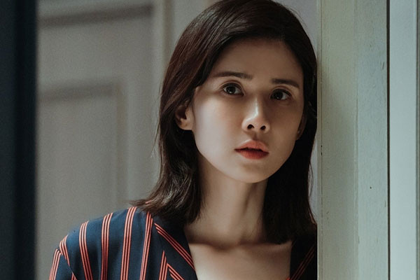 Vao phong chi dau o cu, toi ta hoa thay anh trai dang buoc tay chi