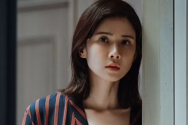 Vao phong chi dau o cu, toi ta hoa thay anh trai dang buoc tay chi