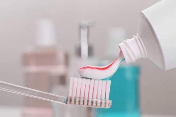 Boi kem danh rang vao long ban chan, cong dung khong ngo-Hinh-2