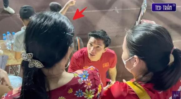 Đoàn Văn Hậu có hành động đặc biệt với Doãn Hải My - Hình 2 Doan Van Hau co hanh dong dac biet voi Doan Hai My-Hinh-2