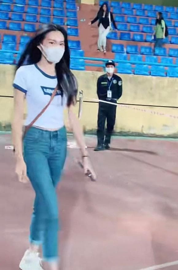 Đoàn Văn Hậu có hành động đặc biệt với Doãn Hải My - Hình 5 Doan Van Hau co hanh dong dac biet voi Doan Hai My-Hinh-5