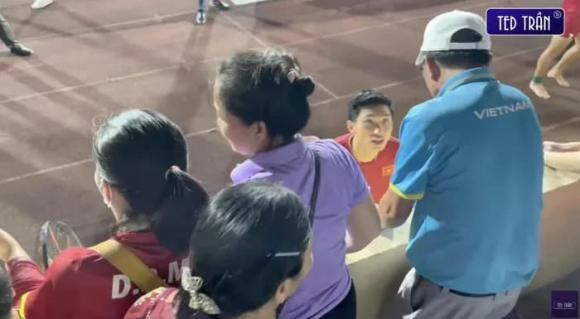 Đoàn Văn Hậu có hành động đặc biệt với Doãn Hải My - Hình 3 Doan Van Hau co hanh dong dac biet voi Doan Hai My-Hinh-3