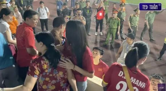 Đoàn Văn Hậu có hành động đặc biệt với Doãn Hải My - Hình 4 Doan Van Hau co hanh dong dac biet voi Doan Hai My-Hinh-4