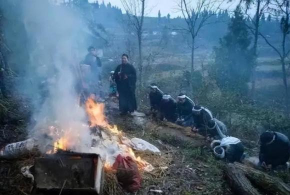 Tai sao nguoi ta dot quan ao sau khi chet?-Hinh-6