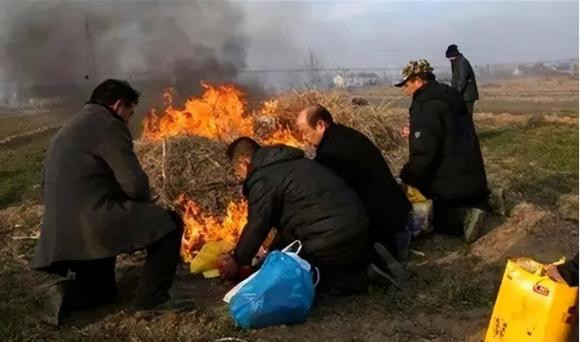 Tai sao nguoi ta dot quan ao sau khi chet?-Hinh-7