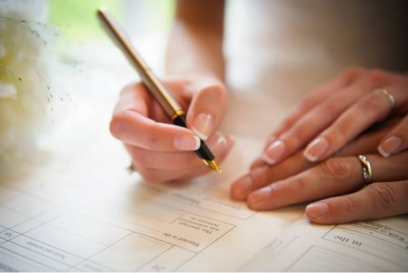 Chuan bi cuoi, toi chet lang khi doc dong trang thai cua chong