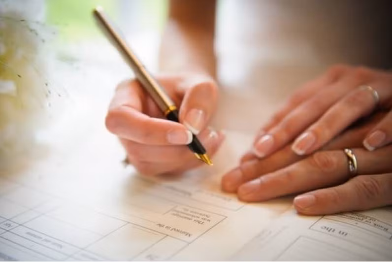 Chuan bi cuoi, toi chet lang khi doc dong trang thai cua chong