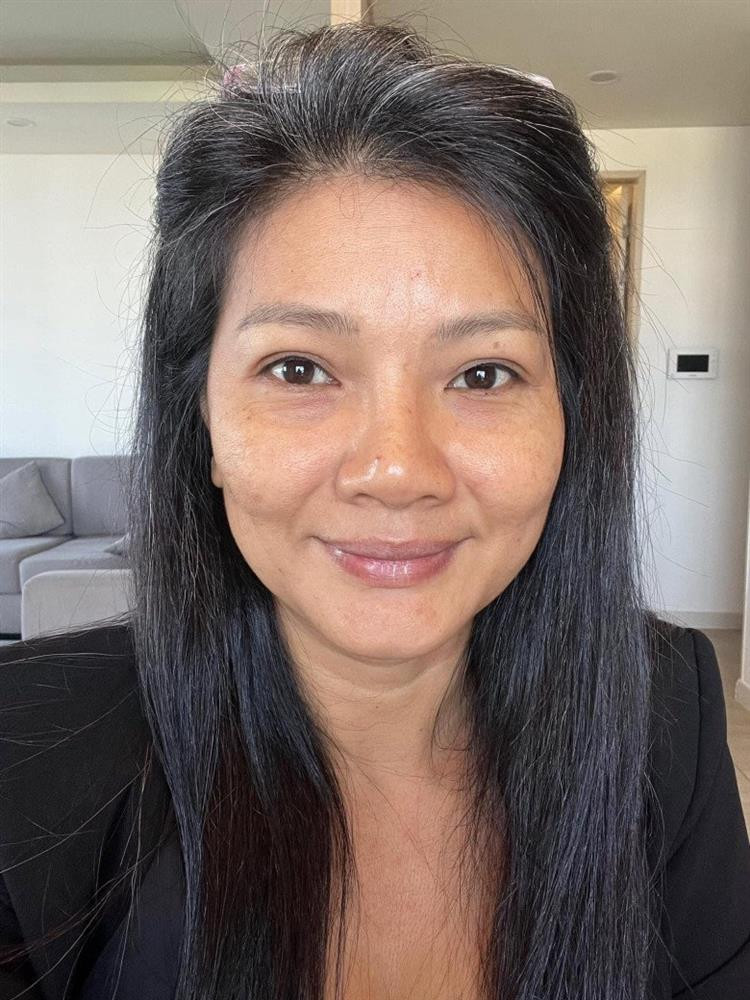 ương mặt có nhiều nếp nhăn nhưng nhan sắc tổng thể của bà mẹ hai con trở nên ấn tượng hơn. Nữ diễn viên có gương mặt xuất hiện nếp nhăn, thế nhưng vẫn tỏa sáng nhờ vẻ đẹp quyến rũ. Cô cũng để mái tóc màu muối tiêu mà không màng nhuộm đen. Xác nếp nhăn, vết chân chim xuất hiện ngày một dày, vùng da quanh cổ và da tay dần chùng nhão. Tuy nhiên trên tất cả, Kiều Trinh vẫn tự tin và tôn vinh những đường nét tự nhiên nhất vốn có. Đặc biệt, trái với gương mặt không còn tươi trẻ và mái tóc tố cáo tuổi tác thật thì hình thể của bà mẹ 3 con vẫn quyến rũ hết nấc.