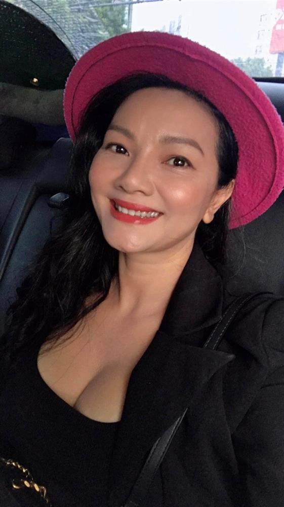 iều Trinh được nhận xét có vẻ đẹp ở trên lão hoá mái tóc nhưng body thì bốc lửa và căng tràn sức sống.