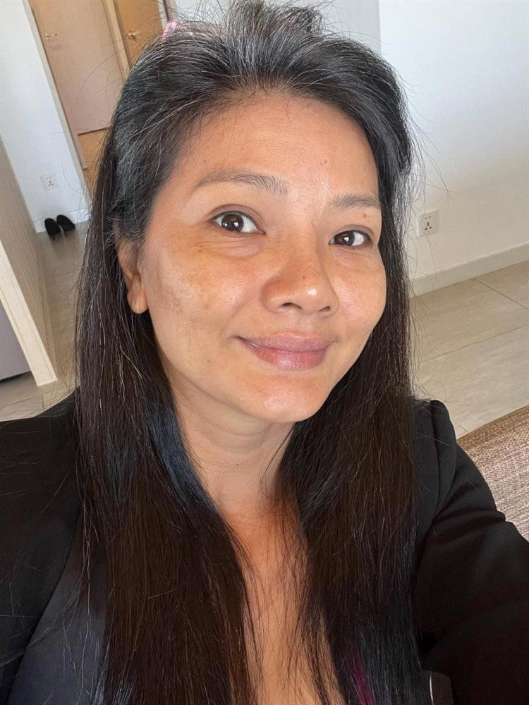 iều Trinh khoe vẻ đẹp mộc mạc cùng mái tóc màu muối tiêu tự nhiên.