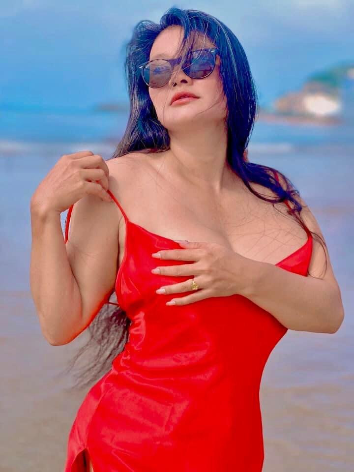 ới đây, cô diễn viên gây ấn tượng với vẻ đẹp tràn đầy năng lượng khi khoe ảnh diện váy ngủ lụa đi biển.