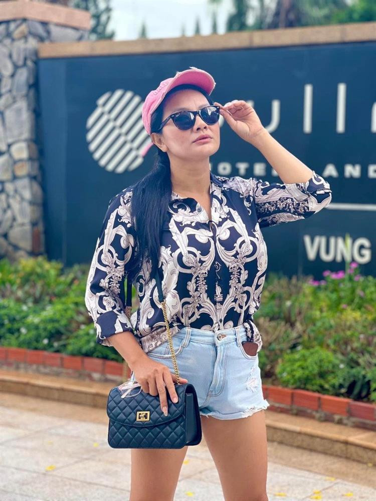 iều Trinh khoe vẻ đẹp tân thời và gợi cảm khi xuống phố.