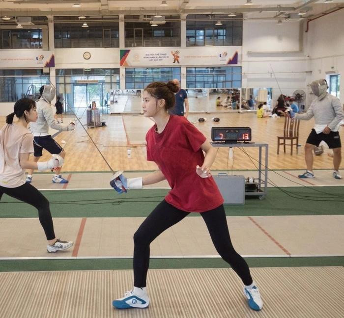 Cao 1m75, nu VDV dau kiem nhan nhieu tin nhan khiem nha-Hinh-3