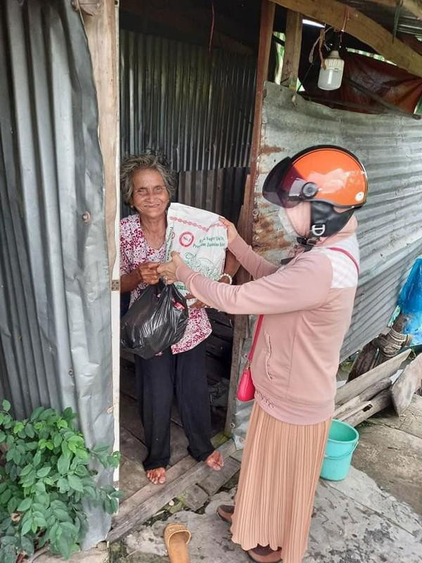 Đời tư kín tiếng về người phụ nữ 'bắt' Thủy Tiên gửi tiền - Hình 4 Doi tu kin tieng ve nguoi phu nu 'bat' Thuy Tien gui tien-Hinh-4