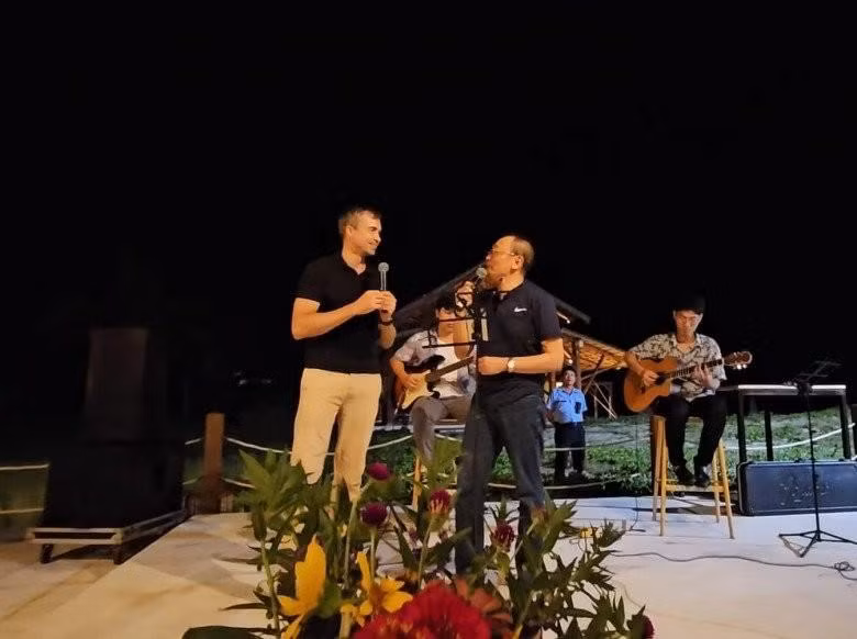 Vo toc tem MC Lai Van Sam cuc ngau ben chong va 2 chau noi-Hinh-3