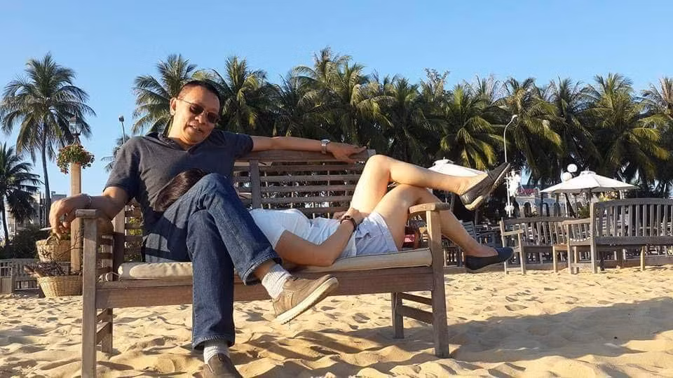 Vo toc tem MC Lai Van Sam cuc ngau ben chong va 2 chau noi-Hinh-10