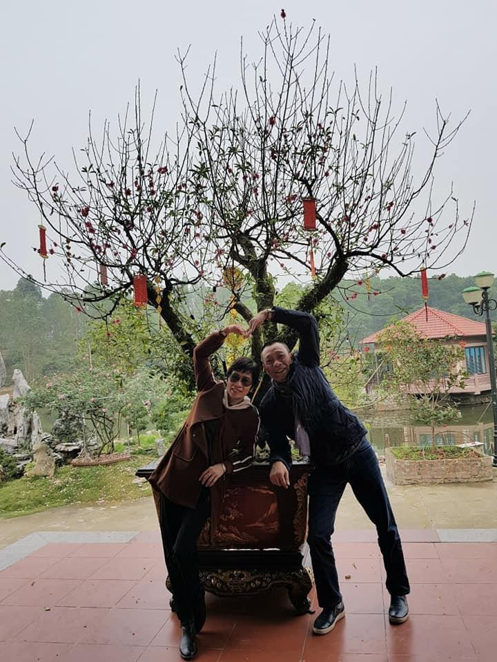 Vo toc tem MC Lai Van Sam cuc ngau ben chong va 2 chau noi-Hinh-9