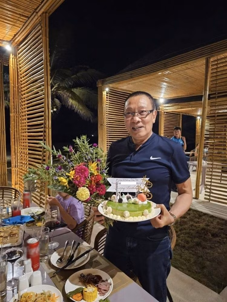 Vo toc tem MC Lai Van Sam cuc ngau ben chong va 2 chau noi-Hinh-4