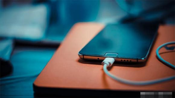 Su dung sac pin dien thoai the nao de khong lam hong va tang tuoi?-Hinh-6