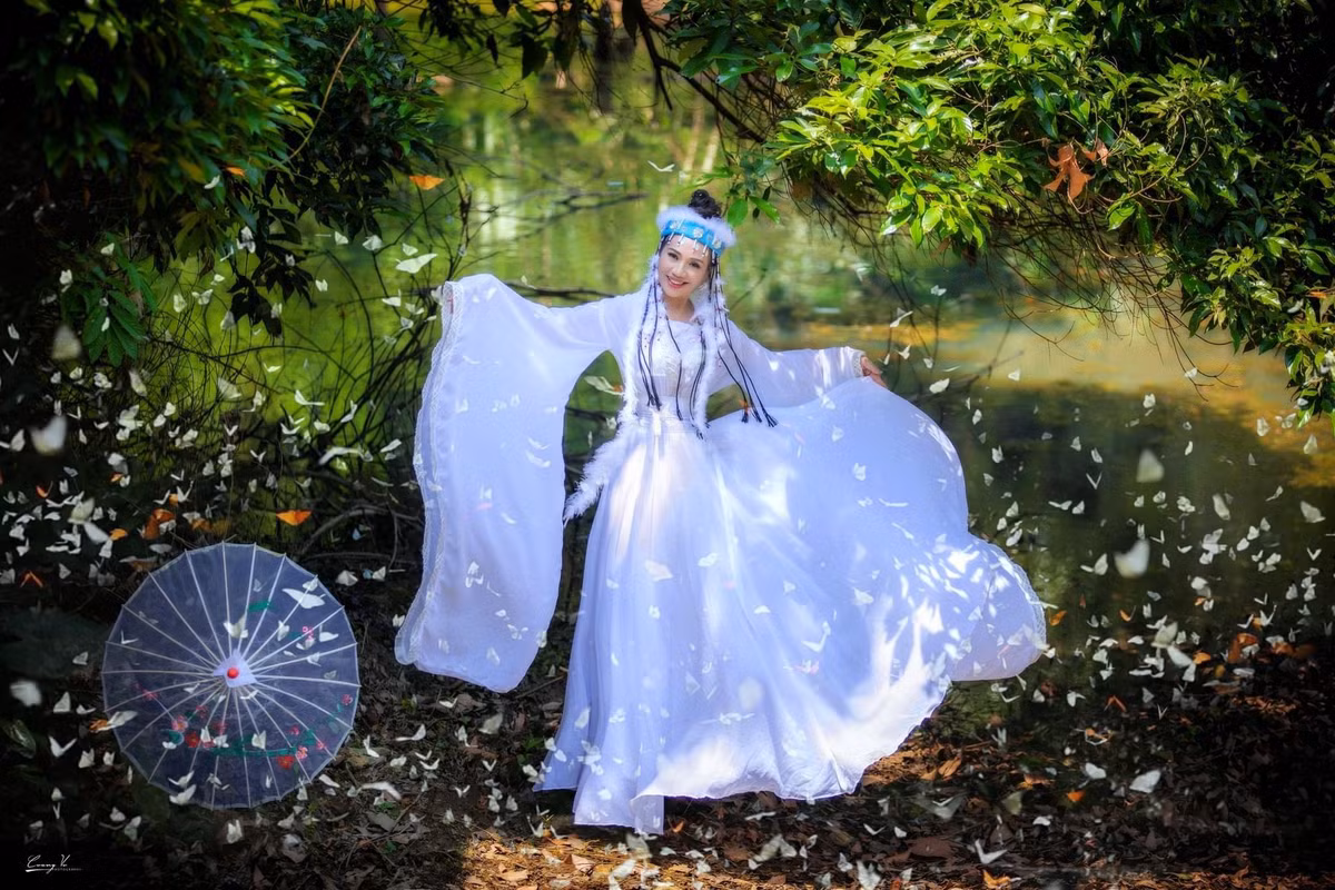 Me man check-in cung hang trieu canh buom sac so o rung Cuc Phuong