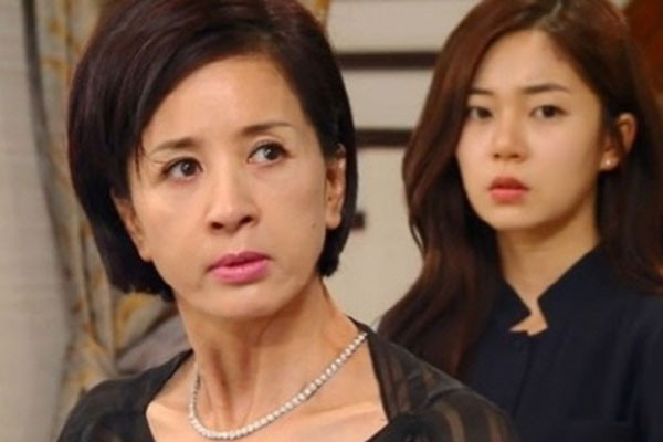 Chi dau chua nau com, me toi dap bat duoi ra duong