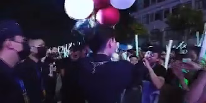 Nhung tinh huong 'kho do' khi dua mic cho fan hat cung cua sao Viet-Hinh-6