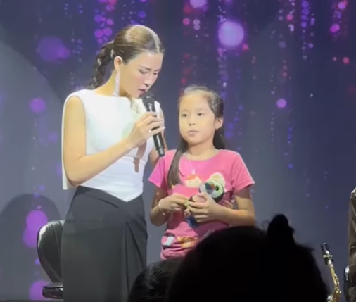 Nhung tinh huong 'kho do' khi dua mic cho fan hat cung cua sao Viet-Hinh-2