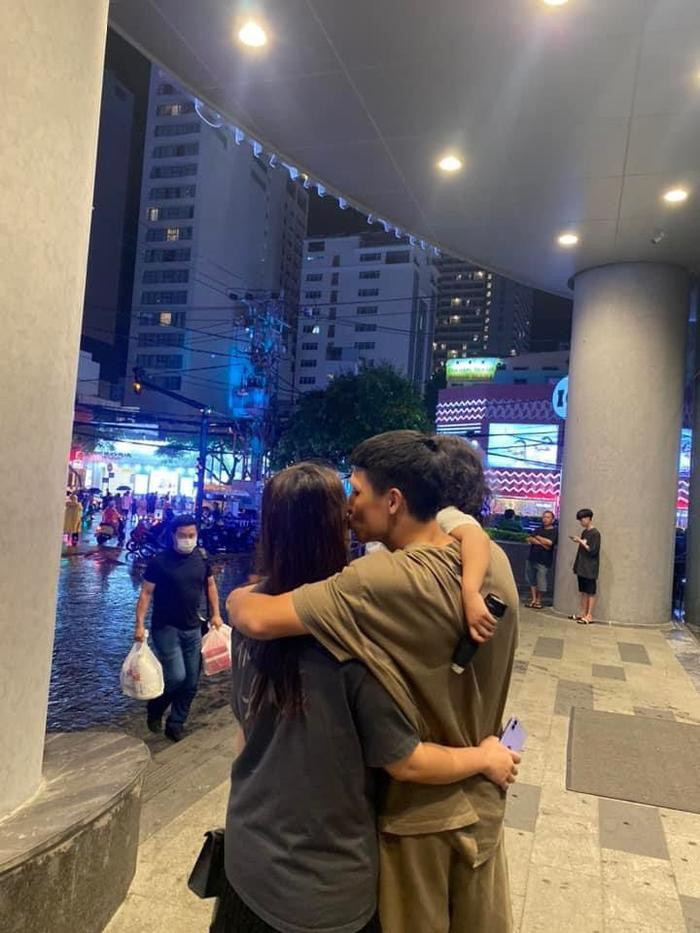 'Bat gap' khoanh khac ngot ngao cua Bui Tien Dung va vo-Hinh-3