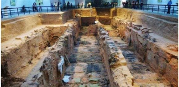 Lang Tan Thuy Hoang khong ai dam dao boi bi an an chua ben trong-Hinh-6