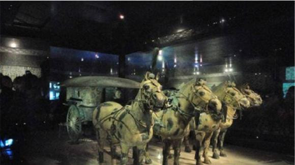 Lang Tan Thuy Hoang khong ai dam dao boi bi an an chua ben trong-Hinh-4