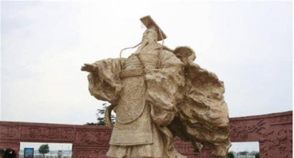 Lang Tan Thuy Hoang khong ai dam dao boi bi an an chua ben trong-Hinh-3